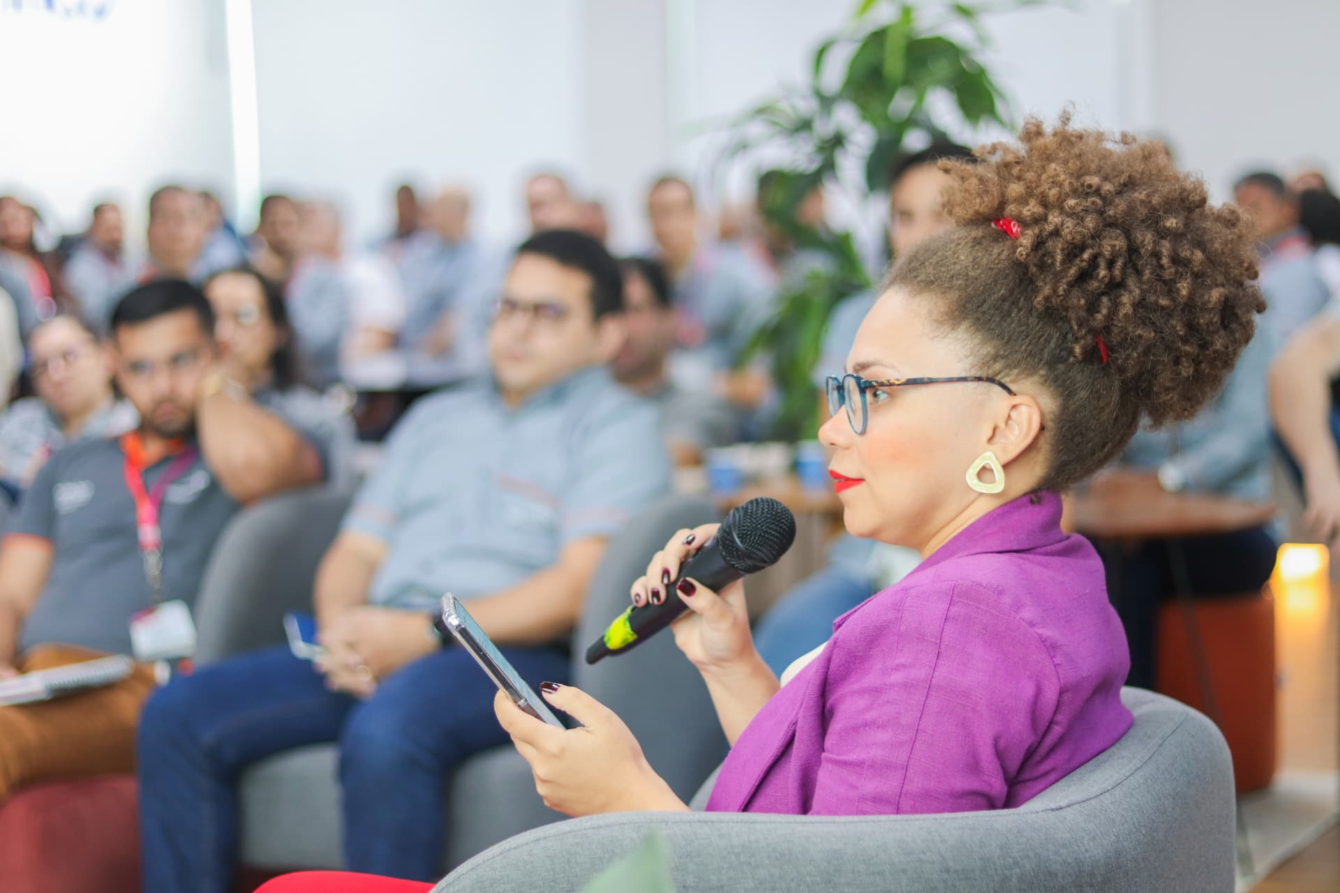 Bruna Félix diante da plateia em evento corporativo